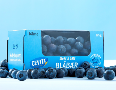 Plastfri og prisvinnende blåbæremballasje i kartong fra Moltzau Packaging for Bama sitt kvalitetsmerke Cevita. Blåbær 225g