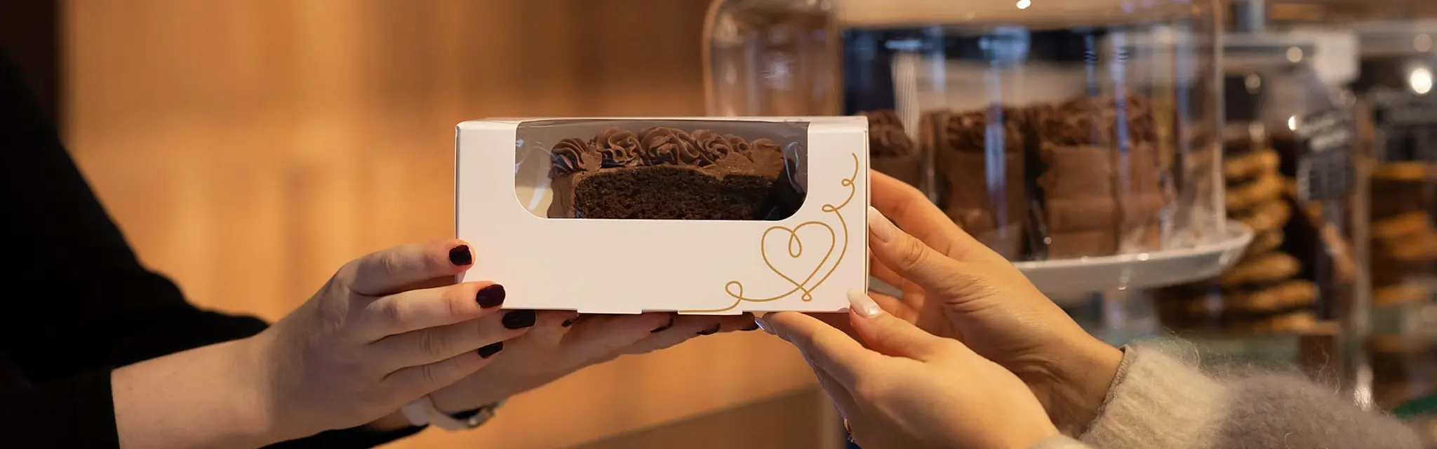 Case: Stund, hvite kakeesker med vindu og quicklokk fra Norengros. Utviklet i samarbeid med Moltzau Packaging. Esken består av FSC-sertifisert kartong, som kan gjenvinnes som kartong i sin helhet. FOTO: NorEngros