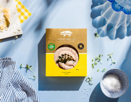 Bærekraftig og plastfri kartongemballasje med høykvalitets trykk av Moltzau Packaging, designet for håndverkspølsene produsert av Metervare AS. Montebello Parmesanpølse med Timian