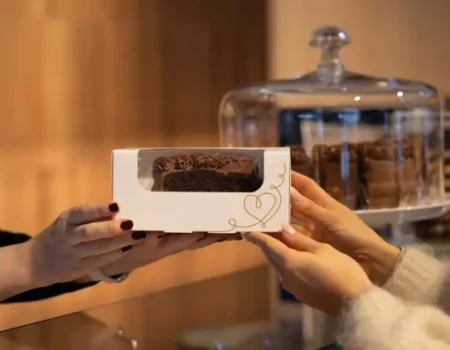 Case: Stund, hvite kakeesker med vindu og quicklokk fra Norengros. Utviklet i samarbeid med Moltzau Packaging. Esken består av FSC-sertifisert kartong, som kan gjenvinnes som kartong i sin helhet. FOTO: NorEngros