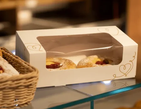 Case: Stund, hvite kakeesker med vindu og quicklokk fra Norengros. Utviklet i samarbeid med Moltzau Packaging. Esken består av FSC-sertifisert kartong, som kan gjenvinnes som kartong i sin helhet. FOTO: NorEngros